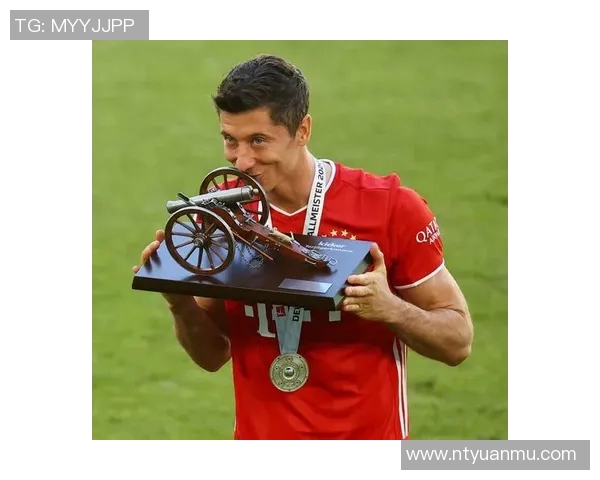 莱万回归老东家破门拜仁球迷怒斥其忘恩负义情深意重